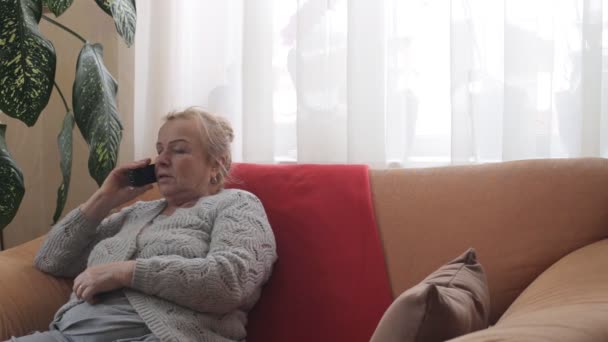 Femme âgée compose le numéro et puis parler au téléphone — Video