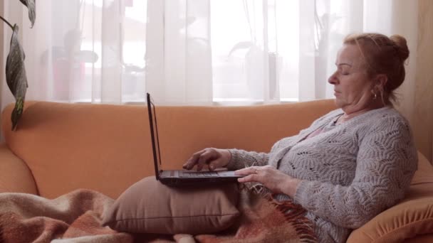 Portrait d'une femme âgée travaillant sur un ordinateur portable — Video