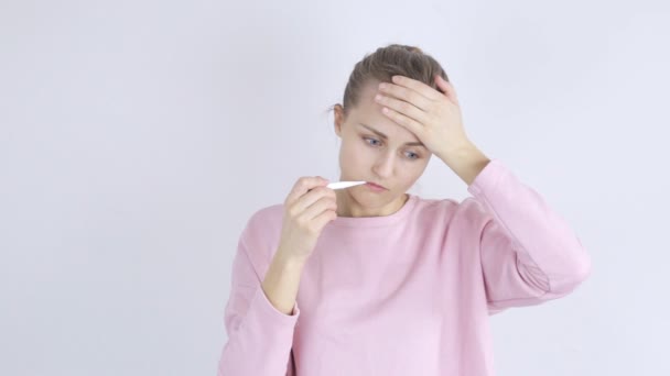 Mulher doente bonita com termômetro na boca — Vídeo de Stock