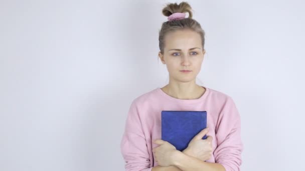 Portret van een nerveuze vrouw met Kladblok in haar handen — Stockvideo