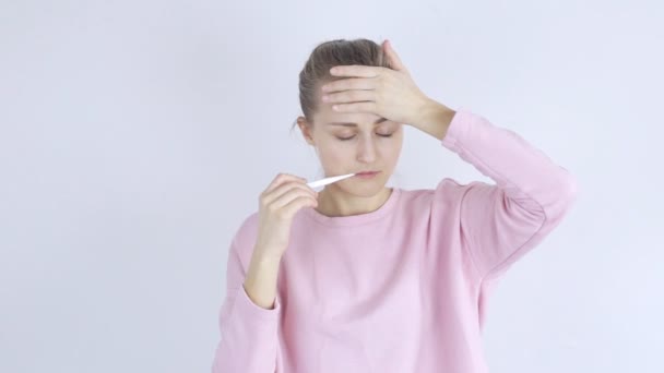 Zieke vrouw haar temperatuur meten — Stockvideo