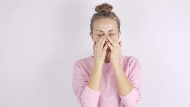 Huidverzorging concept - jonge vrouw toepassing crème op haar gezicht — Stockvideo