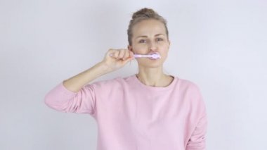 Kadın dişlerini fırçalama. Diş fırçası ile genç kadın