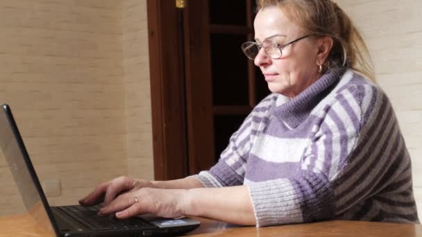 Nonna con portatile. Donna anziana che utilizza il computer — Video Stock