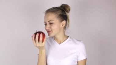 Güzel kız büyük ve sulu Kırmızı elma ısırıkları
