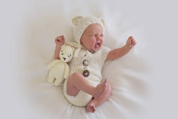 Newborn in a suit is emotionally grimacing — Stock Photo, Image