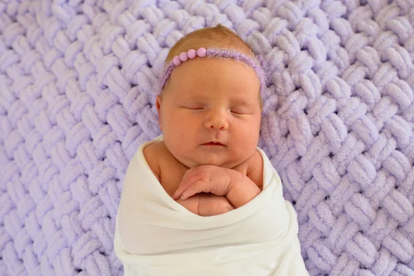 Retrato de una niña recién nacida que está durmiendo —  Fotos de Stock