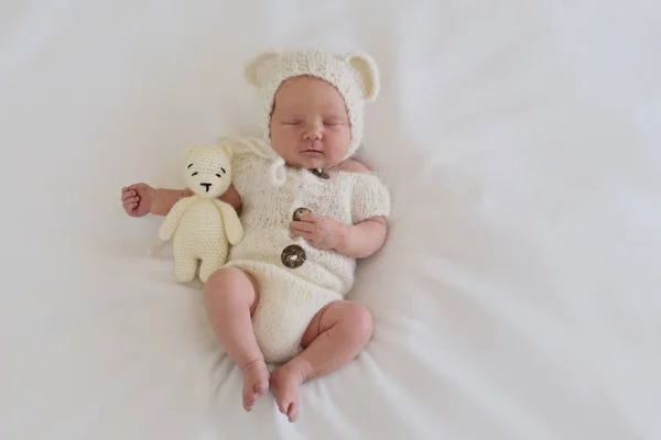 Ayı kostümlü uyuyan bir bebeğin portresi.