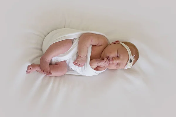 Doce recém-nascido adormecido em uma bela pose — Fotografia de Stock