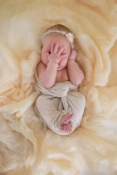 Chica recién nacida cubrió su cara con una palma —  Fotos de Stock