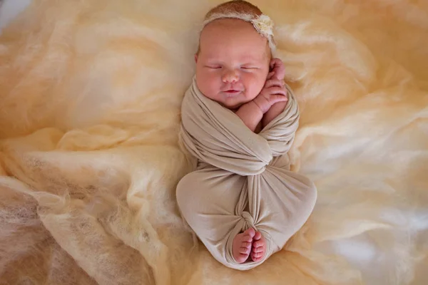 Chica recién nacida con una sonrisa en una pose hermosa —  Fotos de Stock