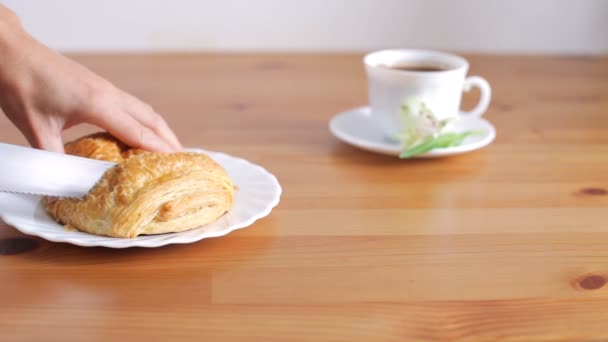 Mulher corta pastelaria fresca recheada para o café da manhã — Vídeo de Stock