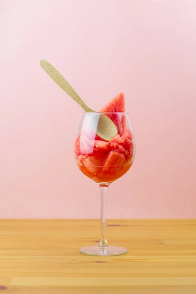 Frisse watermeloen dessert in een mooi glas op een stand — Stockfoto