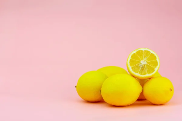 Limon kompozisyonu ve pembe arka planda limon kesimi