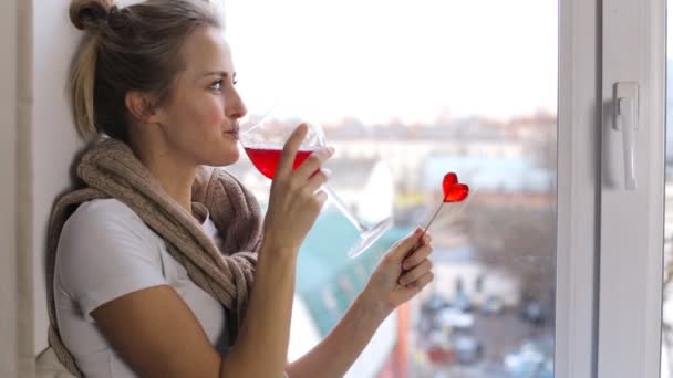 Одинокая девушка празднует День Святого Валентина — стоковое видео