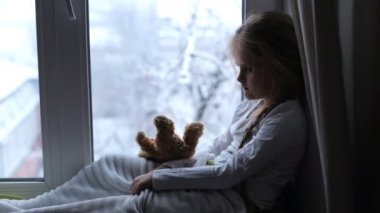 Çocuk üzgün ve yalnız.