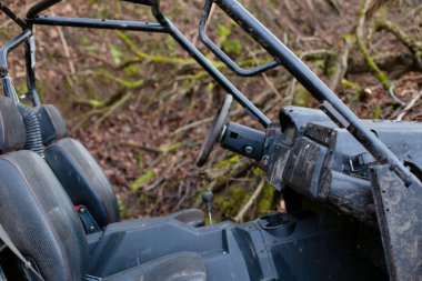 Kirli SUV koltuğu ekstrem bir yolculuktan sonra hendeğe yuvarlandı.