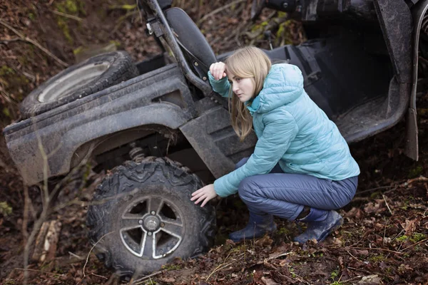 Mulher chocada com um passeio estremal na UTV. Verifica o status de um buggy — Fotografia de Stock