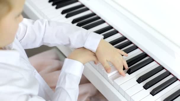 Little girl masterfully plays music on a piano — Stock Video