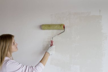 Portrait of a girl who paints a wall