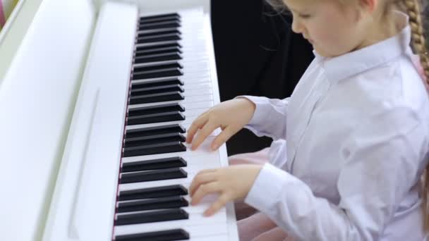 Clases de música con un niño en edad preescolar — Vídeos de Stock