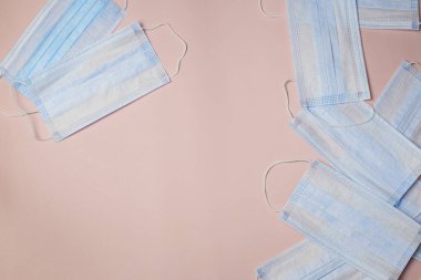 Kirliliğe, virüslere, gribe ve koronavirüse karşı mavi maskeler