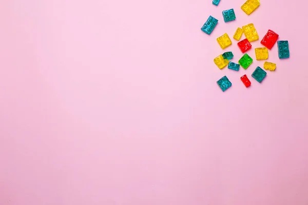 İnşaatçı şeklinde renkli şekerler.