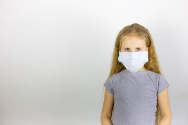 Medikal, koruyucu maskeli üzgün çocuk.