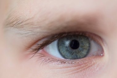 Çocukların gözleri mavi-gri renkte. Şefkat ve saflık.