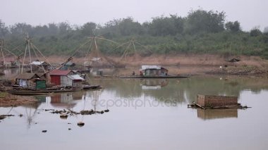 Yüzen, erken sabah sis Nehri üzerinde Çin balıkçılık balık ağları ve bambu kasaları