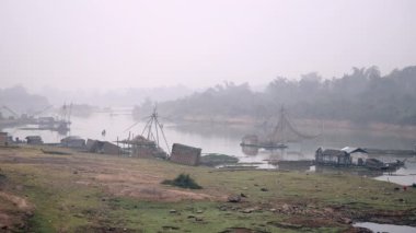 Yüzen, erken sabah sis Nehri üzerinde Çin balıkçılık balık ağları ve bambu kasaları