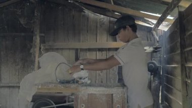 Adam düşüyor pirinç hamur topu yoğurma makinesi içinde