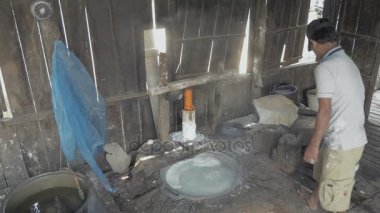 pirinç hamur şeritler halinde kesmek için presleme makinesi kullanan adam 