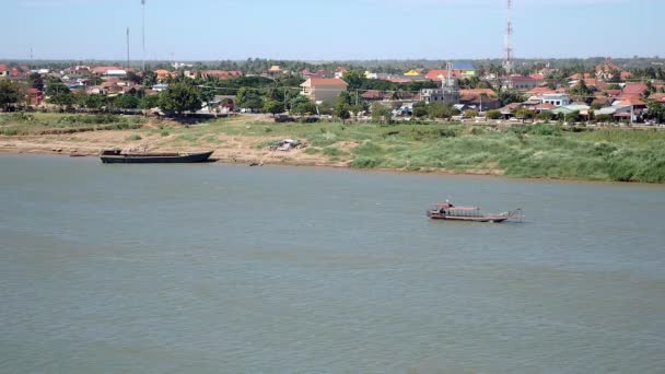 Barcaza en la orilla del río y un ferry que cruza el río sin pasajeros — Vídeo de stock