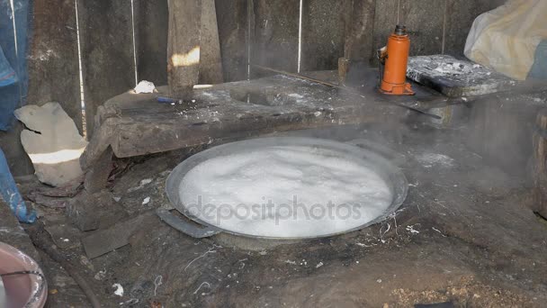 Dentro de un taller de fideos de arroz: agua hirviendo para la fabricación de fideos de arroz — Vídeo de stock