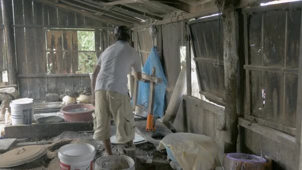 男は、棚、木製プレス周辺生地残渣からマシンを取る — ストック動画