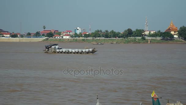 Malý dřevěný člun přepravující kontejnery na vodu po řece — Stock video