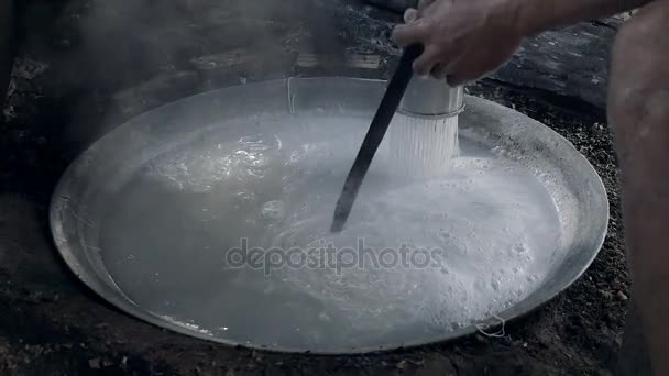 Risnudlar faller direkt i kokande vatten för matlagning (närbild ) — Stockvideo