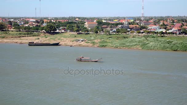 Barge op de oever en een Ferry boot oversteken rivier zonder passagiers — Stockvideo