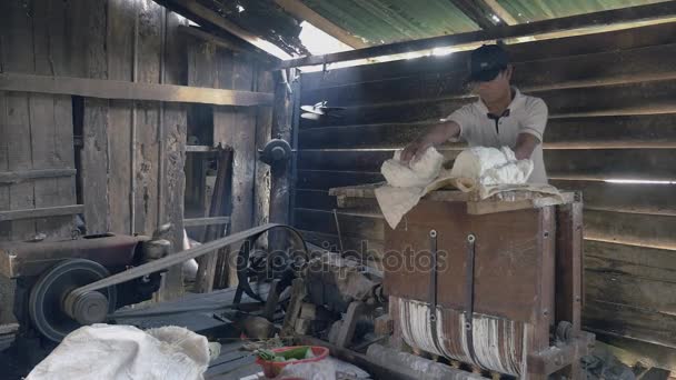 Man dropping rijst deeg bal binnen het kneden van machine — Stockvideo