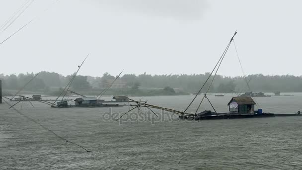 Case galleggianti lago con reti da pesca cinesi in un giorno di pioggia forte — Video Stock
