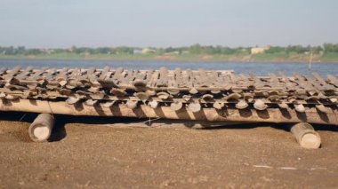 Bambu köprüsünde bisiklet ve motosikletlerle yakın çekim