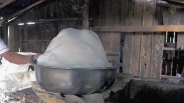 Büyük pirinç hamur topu Pirinç Noodle yapmaya hazır bir çelik havzasında (yakın )
