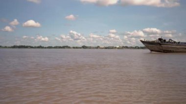 Nehirden aşağı inen eski ahşap kum tarama mavna 