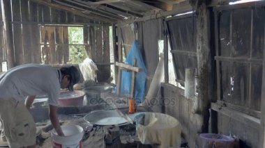  İçinde atölye bir pirinç noodle: soğutma için su ekleyerek adam  