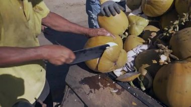 müşterilerine hizmet için uzak bir taze Hindistan cevizi onun balta ile kapalı üst kesmek sonra üst üzerinde bir delik ve bir yarık tarafında yapma ve bir saman koyarak Hindistan cevizi sokak satıcısı