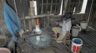 pirinç hamur şeritler halinde kesmek için presleme makinesi kullanan adam