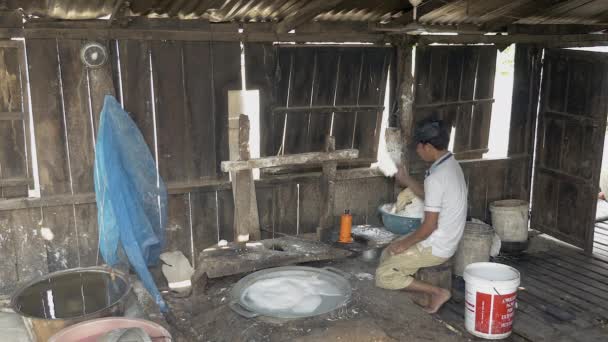 Μέσα σε ένα ρύζι ζυμαρικά εργαστήρι με βραστό νερό. Ο άνθρωπος πλήρωση μανέστρα πατώντας μηχάνημα με ζύμη ρυζιού — Αρχείο Βίντεο