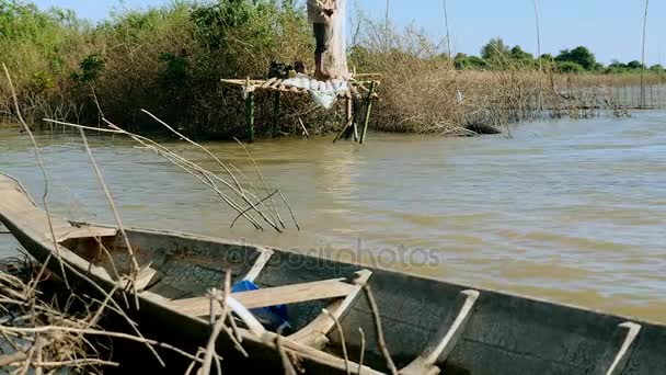 Pescatore gettare rete in uno stagno da una piccola piattaforma di bambù — Video Stock