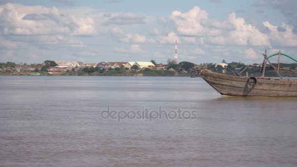 Vieja barcaza de dragado de arena de madera que procede río abajo — Vídeo de stock